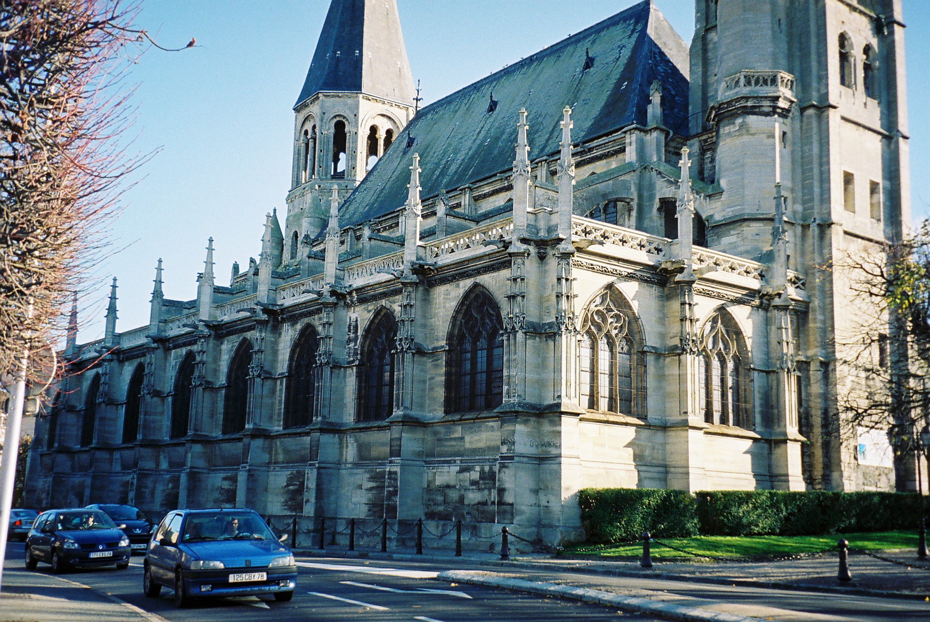 poissy-cathedral-side-front-view
