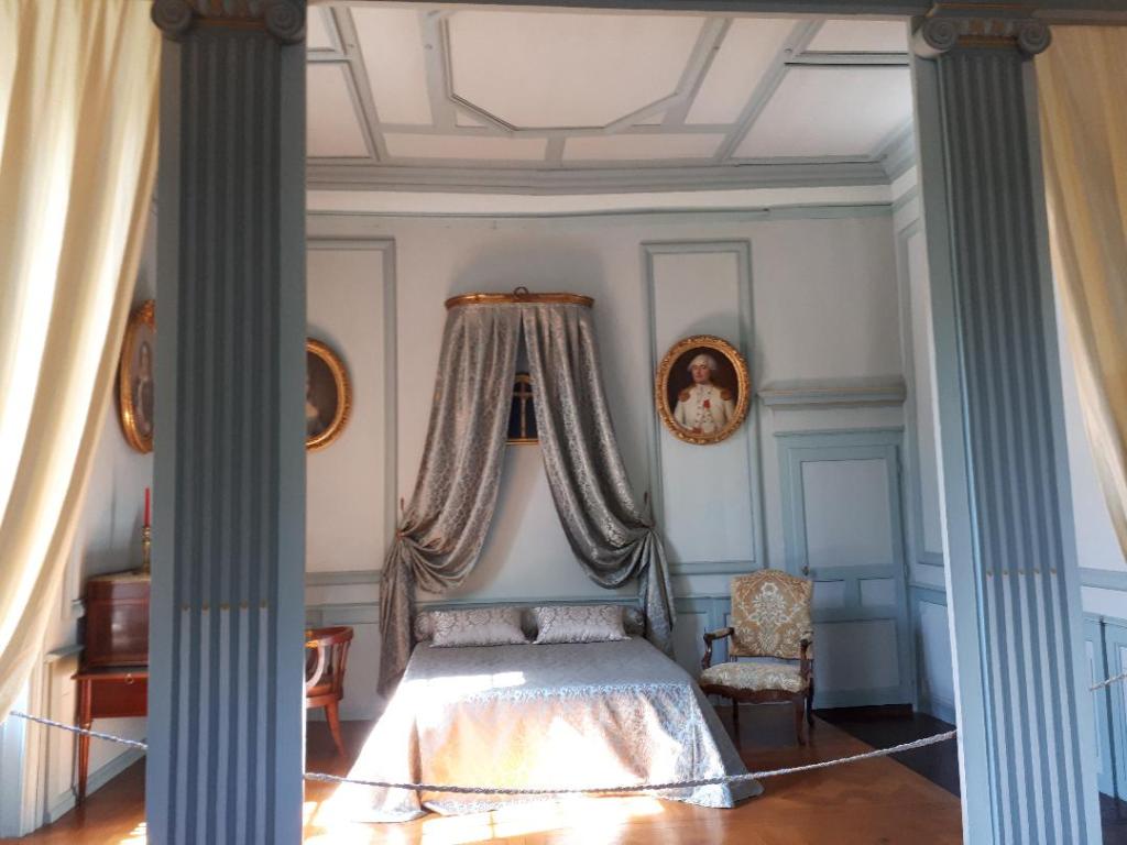 chateau-goulaine-bedroom-2-aug18