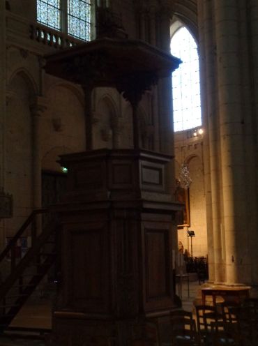 Poitiers cat st pierre pulpit nave oct21