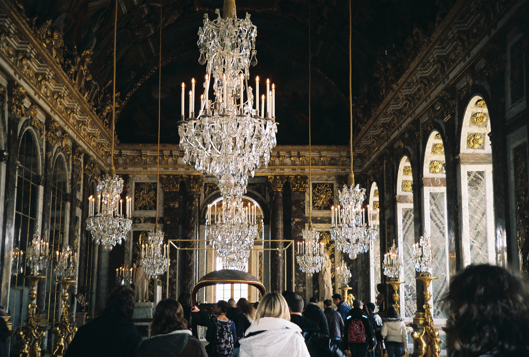 Versailles-galerie-des-glaces-chandeliers-mars11