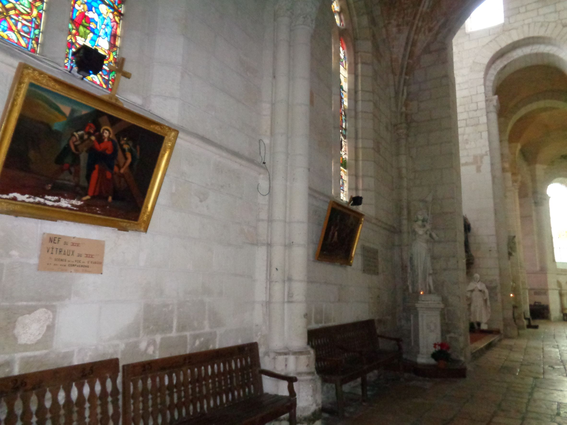 Selles sur Cher Abbey of Notre-Dame-la-Blanche altar side left portraits dec21