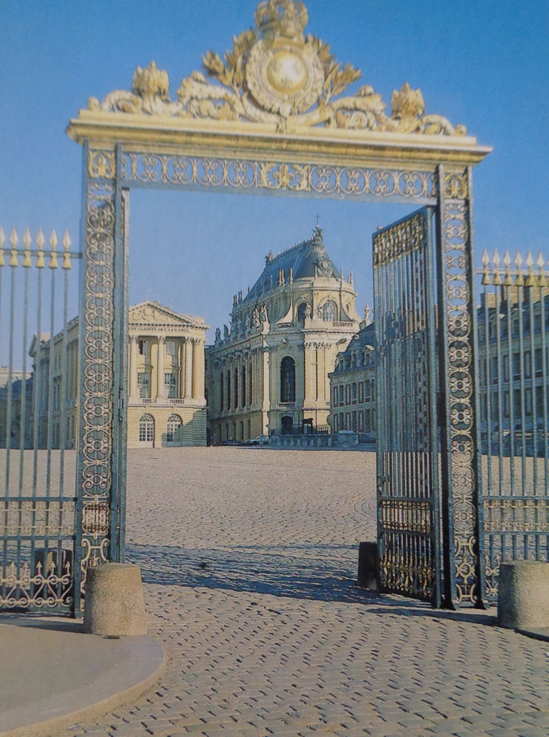Versailles castle grille d'honneur royal chapel right and aile gabriel left