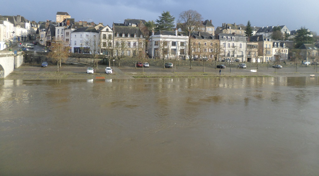 mayenne-parking-by-river-floods-and-city-feb16