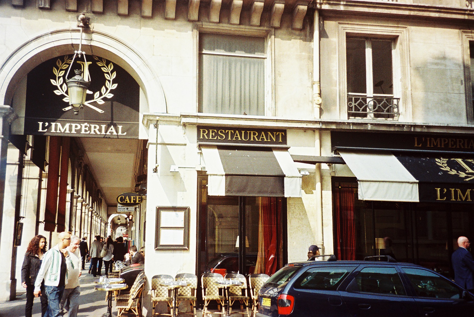 Paris cafe L'Imperiale side rue de rivoli et mont thabor apr09
