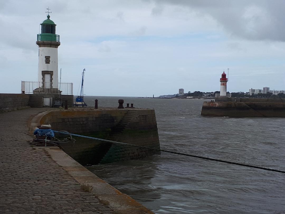 st-nazaire-port-green-and-red-lighthouses-jun19
