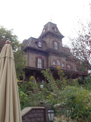 Disneyland paris disney park frontierland haunted house front sep22