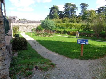 Malestroit former convent des augustines jardin des eveques sep22