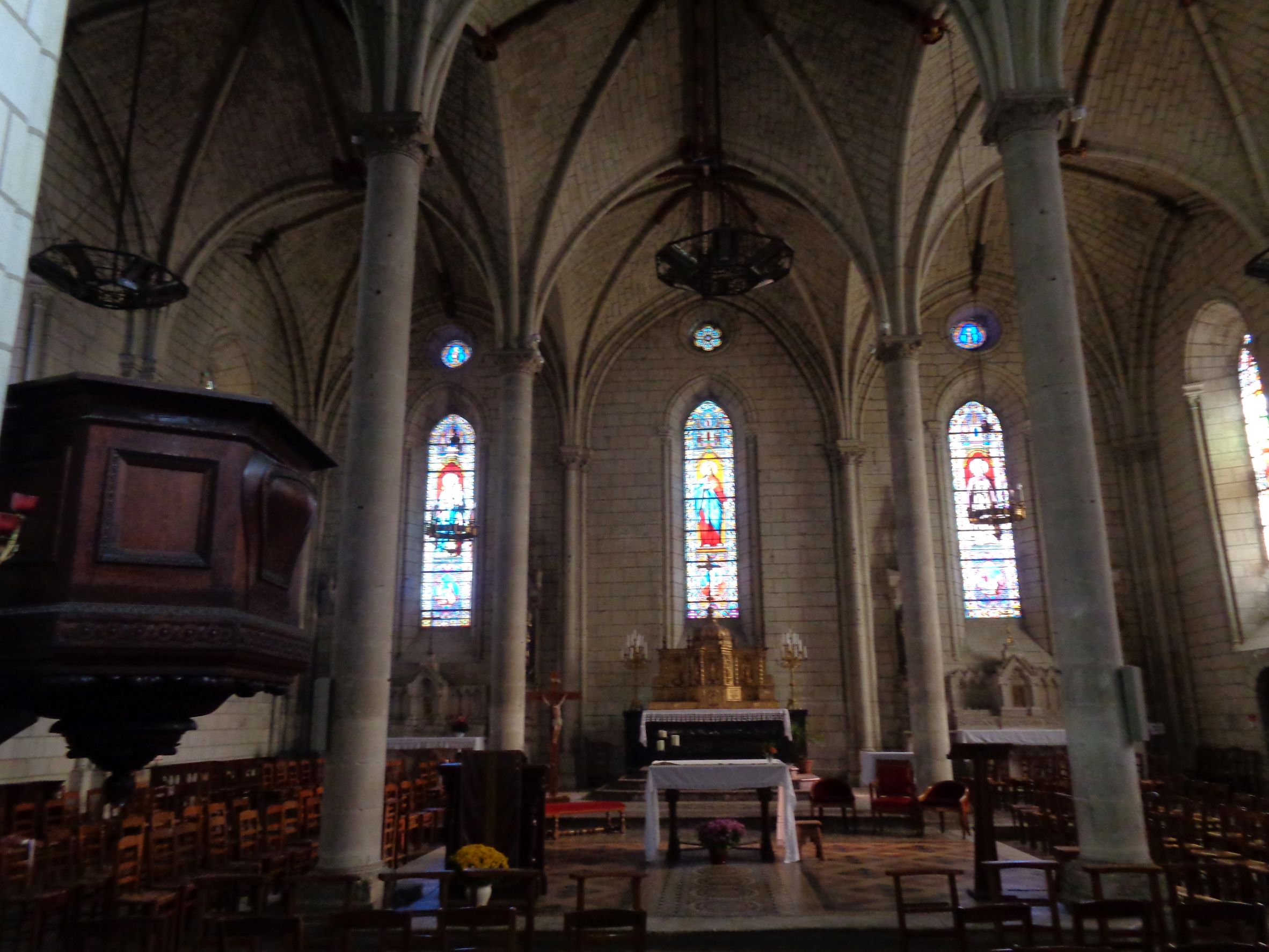 Bourgueil ch Saint Germain nave to altar pulpit nov22