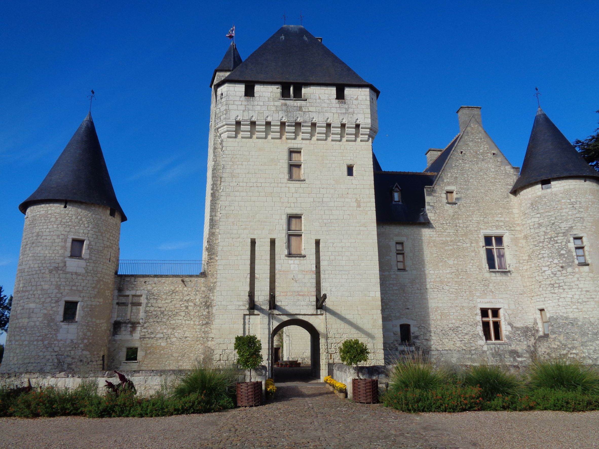 Lémeré chateau du Rivau inside courtyard nov22