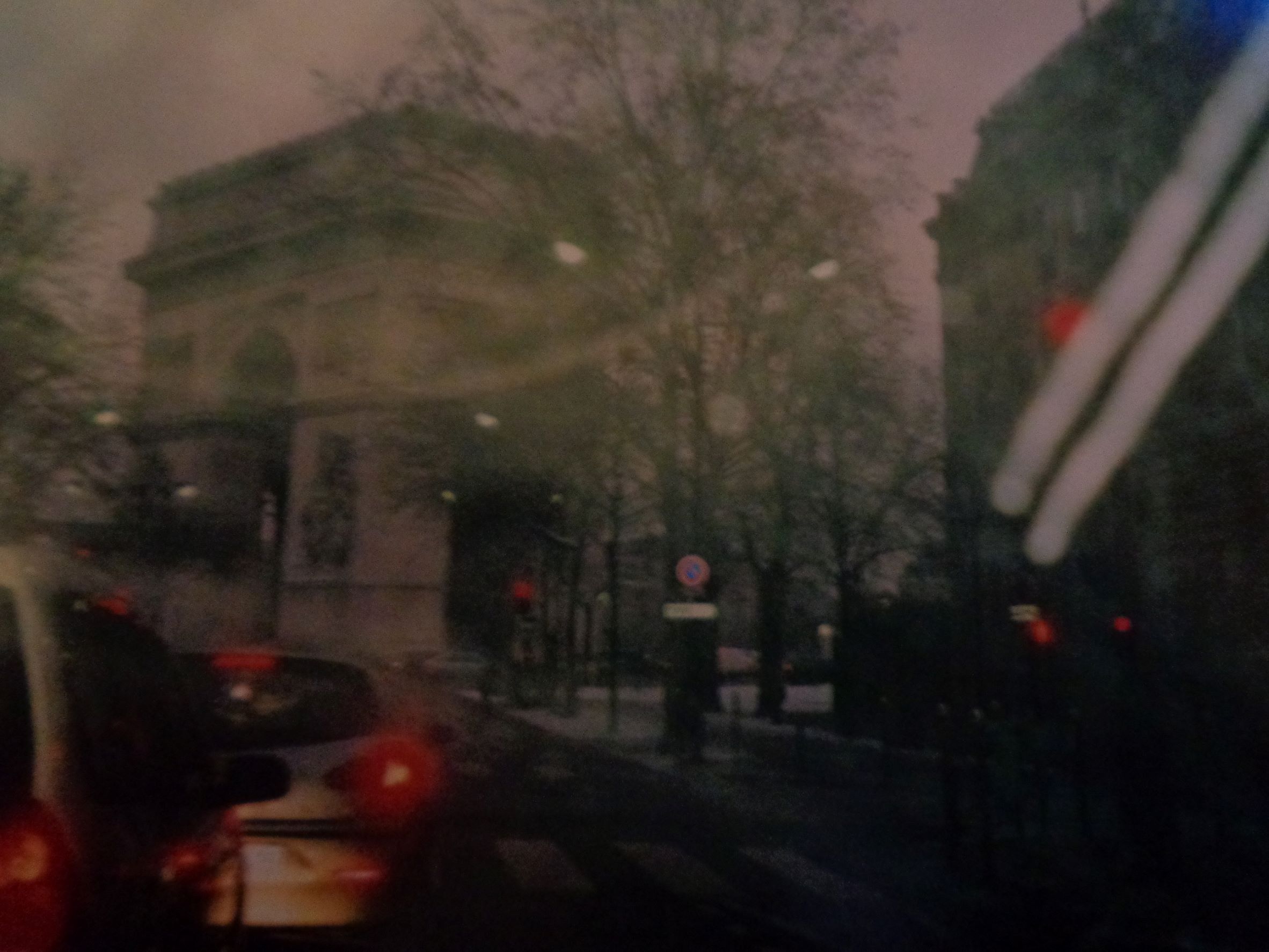 Paris arc de triomphe driving under snow 2011