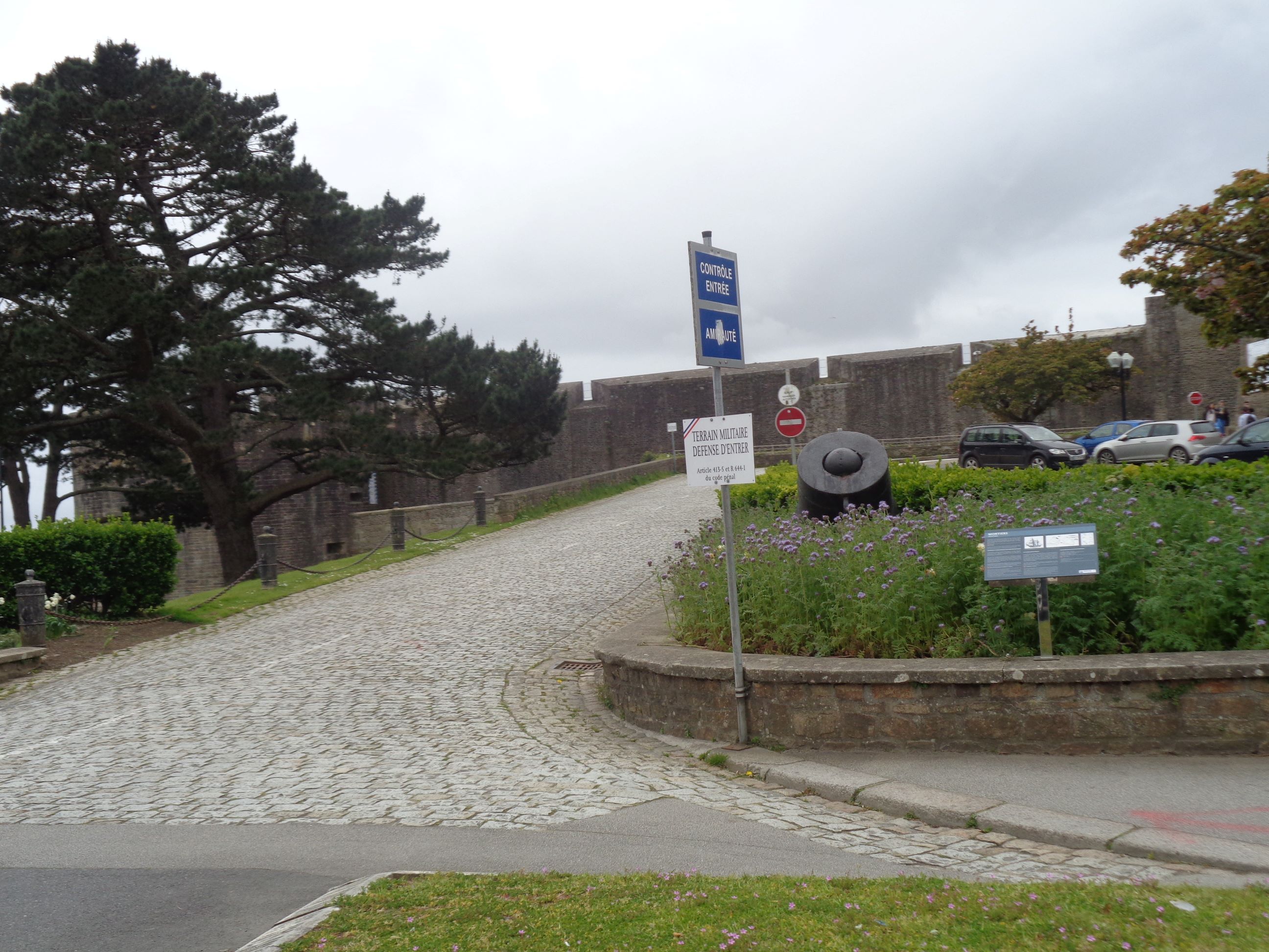 Brest castle canons entr museum maritime apr23