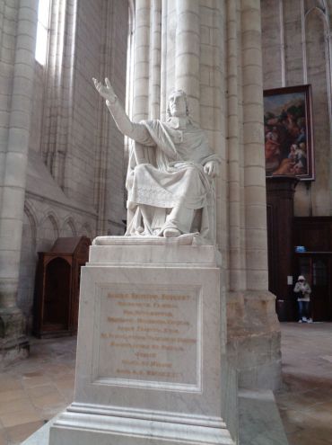 Meaux Cat St Etienne statue bishop Bossuet may23